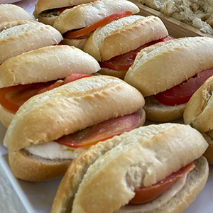 Mini Sandes de Mozzarella, Tomate e Pesto