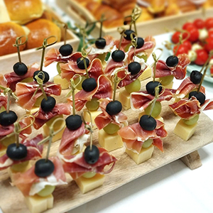 Espetadas de Charcutaria e Queijo