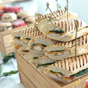 Mini Sandes de Frango, Cebola Caramelizada, Cheddar e Espinafres