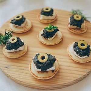 Blinis com Brie e Pasta de Azeitona