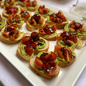 Mini Bruschetta Tomate e Manjericão