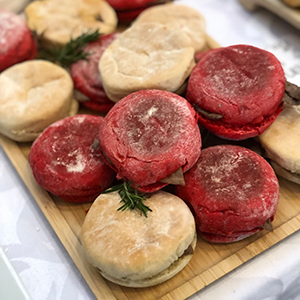 Mini Preguinhos em Bolo do Caco