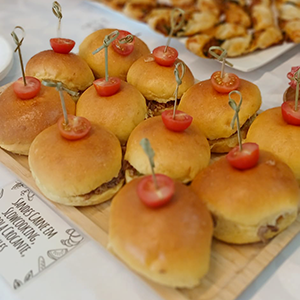 Mini Sandes de Carne em Slowcooking, Cebola, Crocante e Pickles