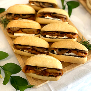 Mini Sandes de Pasta de Azeitona, Abobora Grelhada, Brie e Cogumelos