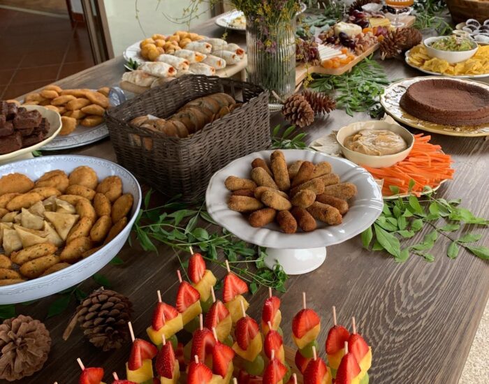 Mesa de catering para uma celebração particular Gudilicious